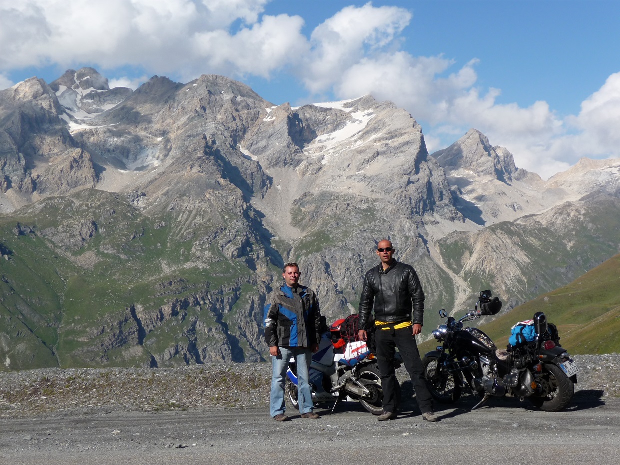 ruta motera recorriendo los Alpes